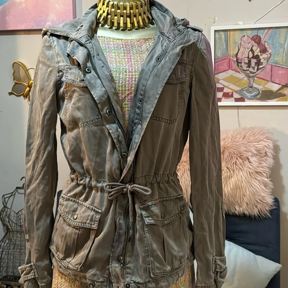 "Gray Max Jean Jacket: Size Small. Classic Style with Four Pockets!"
